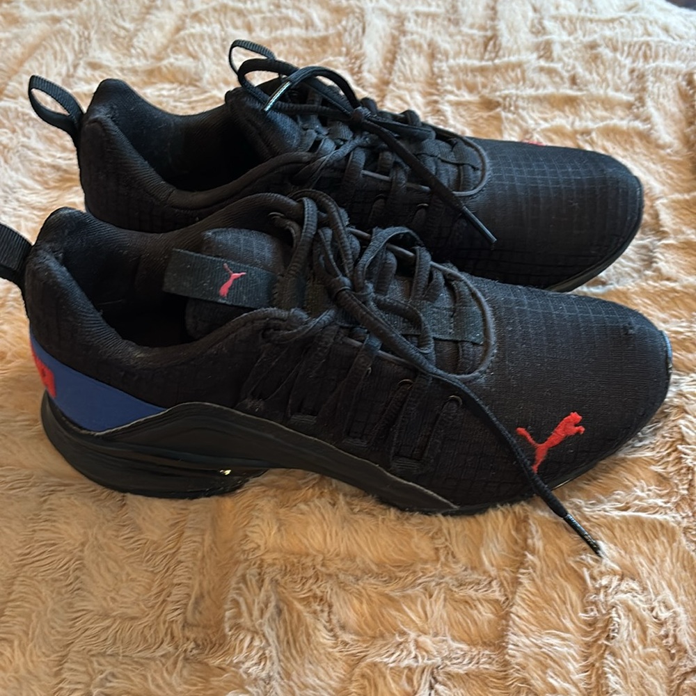 Boys puma has a small tear at the toe on the right shoe pic shown - Picture 2 of 5